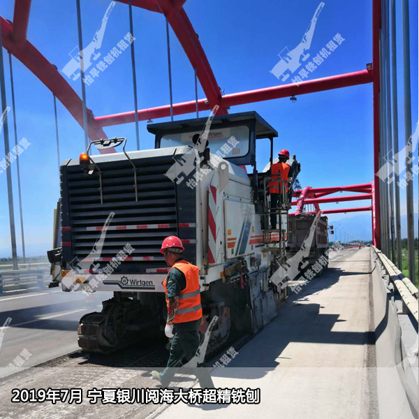   2019年7月宁夏银川阅海大桥1公分超精铣刨工施工